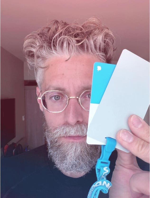 Hier verschwindet gleich der Badge vor dem Gesicht.