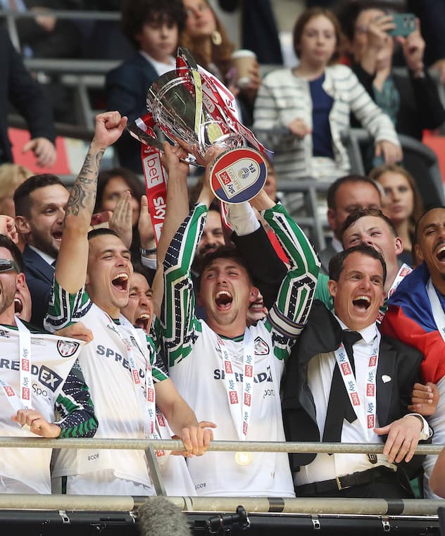 Trainer Régis Le Bris (mit Krawatte), der vor einem Jahr vom FC Lorient kam, brachte den Erfolg.