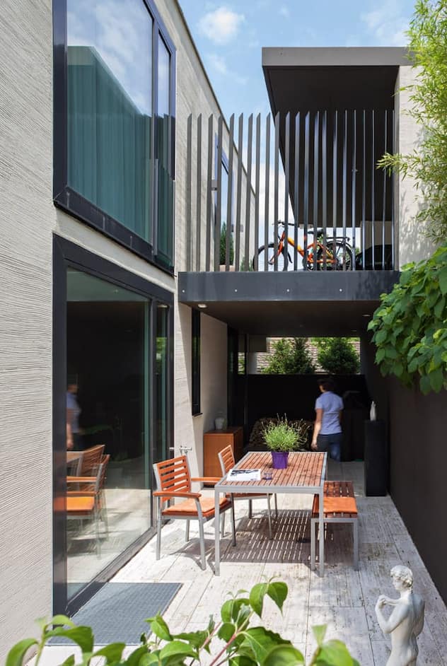 Der hangseitige Küchenhof gehört zu den diversen Freiplätzen des Familienhauses. Von hier führt ein Weg am Haus entlang direkt zum Pool.