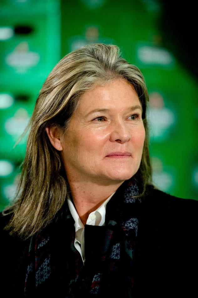 2014-02-06 19:44:46 AMSTERDAM - Bestuursvoorzitter Charlene de Carvalho van Heineken tijdens de onthulling van een tijdelijk monument van bierkratten in de hal van het Stadsarchief. In het archief is er een tentoonstelling te zien over Gerard Heineken, de oprichter van de 150-jarige bierbrouwerij. ANP ROBIN VAN LONKHUIJSEN (KEYSTONE/ANP/Robin van Lonkhuijsen)