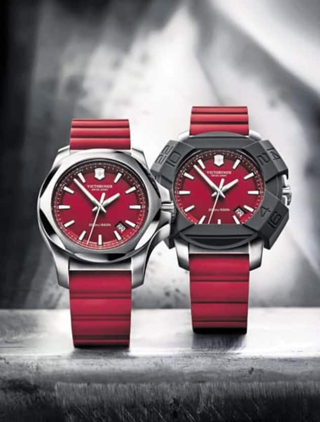 Victorinox - Testsieger: I.N.O.X. Red
Zum 130. Firmenjubiläum von Victorinox konzentriert sie sich auf Werte, die den Ruf der Marke des berühmten Schweizer Offiziersmessers begründeten: Authentizität, Robustheit, Qualität, handwerkliche Fertigkeit und ein Design «Swiss made». 130 unbarmherzige Tests hat die Uhr überstanden, unter anderem einen Fall aus 10 Metern Höhe auf eine Betonfläche oder eine Passage eines 64-Tonnen-Panzers.
Preis: 445 Franken