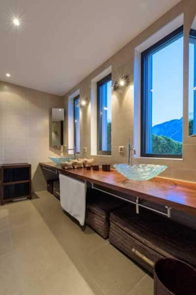 Im Erdgeschoss findet sich ein grosszügiger Eingangsbereich mit Garderobe, eine Doppelgarage, einen Technikraum, einen Waschraum, einen Fitnessraum...