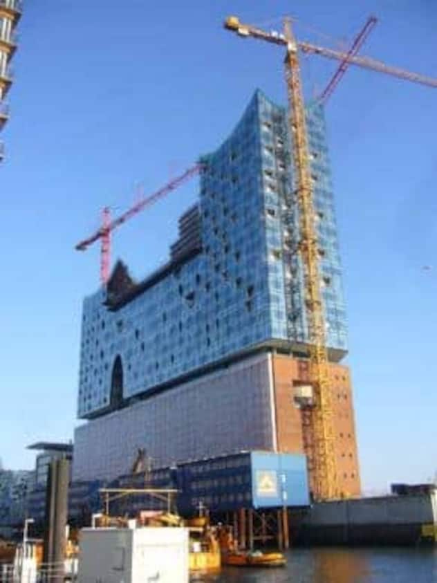 8. Platz: Elbphilharmonie - Hamburg, Deutschland. Das Bauvorhaben in der Hansestadt hat mit Bauverzögerungen und Kostenüberschreitungen zu kämpfen. Die Kosten werden momentan mit 1,03 Milliarden Dollar angegeben. Entworfen wurde das 110 Meter hohe Gebäude vom Schweizer Architekturbüro Herzog & de Meuron.