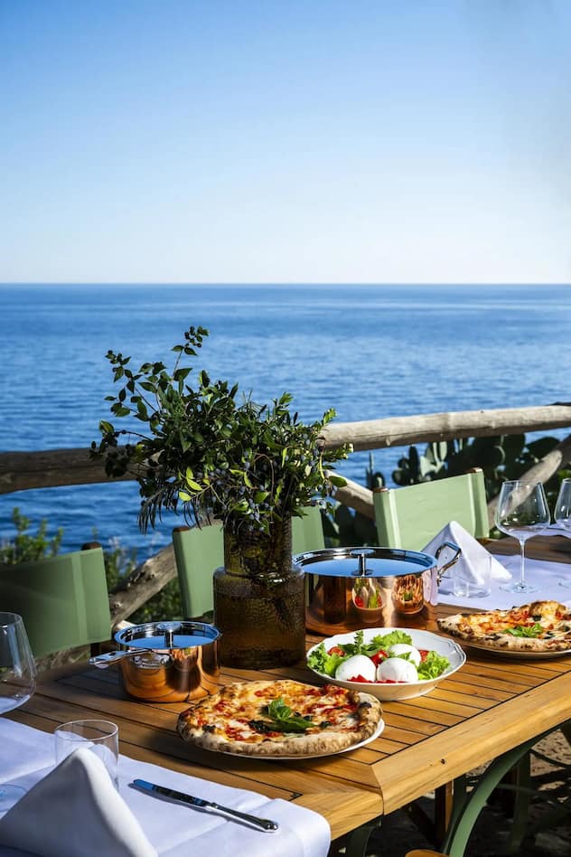 Wer das Geld hat, kann sich auf der Insel mediterrane Küche von einem Privatkoch vorbereiten lassen.