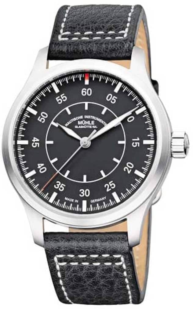 Mühle Glashütte - Reduzierte Form: Terrasport IIn der klassischen Fliegerei bestimmte der Bordnavigator mithilfe einer sogenannten Beobachteruhr Position und Kurs des Flugzeugs. Die Terrasport I Beobachter verleiht diesem traditionellen Fliegeruhren-Design neues Leben. Ganz der historischen Funktionalität verpflichtet, ermöglicht die optimale Ablesbarkeit auf dem 44 Millimeter Zifferblatt auch modernen Alltagspiloten eine präzise Navigation. Preis: 1'400 Franken