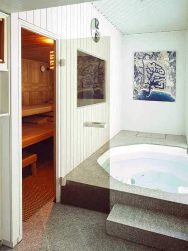 Weiter befindet sich ein Whirlpool und Sauna im Untergeschoss.