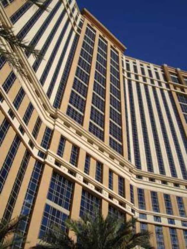 2. Platz: The Palazzo - Las Vegas, USA. Etwas überraschend belegt das Luxushotel The Palazzo mit 1,9 Milliarden Baukosten den zweiten Rang. Das Hotel befindet sich am Las Vegas Strip und zählt eine Gesamtfläche von knapp 100'000 Quadratmetern und verfügt über 3'068 Zimmer. Das Hotel ist mit 196 Metern der höchste fertiggestellte Wolkenkratzer der Stadt.