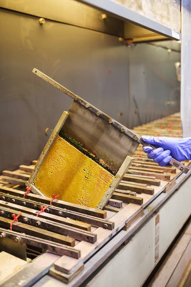 Fast schon Alchemie: Im Elektrolysebad wird das Gold von anderen Metallen getrennt. An der Kathode setzt sich das Feingold ab.