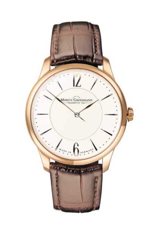 Morit Grossmann - Schlichte Eleganz: TefnutGrossmann geht keine Risiken ein und lebt strikt dem Credo der Manufaktur nach. In der Formensprache ist die 2015er-Neuheit reduziert und schlicht, dennoch aber elegant. Fein bombierte goldene Indexe und erhabene Ziffern sowie ein Gehäuse aus Rosé- oder Weissgold sorgen für eine souveräne Erscheinung. Preis Weissgold: 24'400 Franken; Roségold: 22'400 Franken