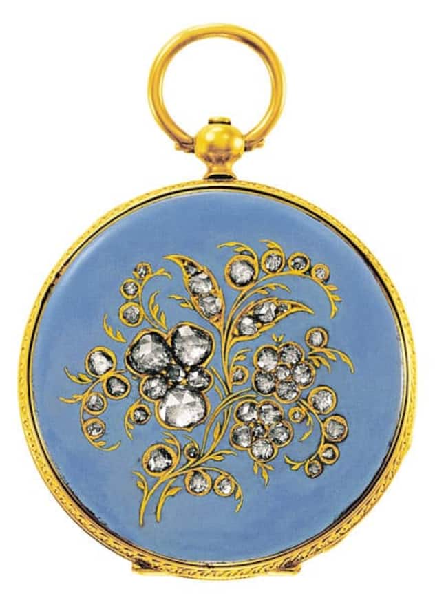 Ref. P0027: Queen Victoria’s Pendant Watch
Die Uhr, 1851 auf der Weltausstellung in London gezeigt, wurde im gleichen Jahr am 30. November von Prinzgemahl Albert gekauft und seiner Frau geschenkt. Wunderschön ist die Rückseite der Gelbgold-Taschenuhr mit einem Blumenstrauss mit Diamanten auf himmelblauem Emailboden. Das Werk der Viertelstundenrepetition stammt von LeCoultre & Cie aus dem Vallée de Joux.