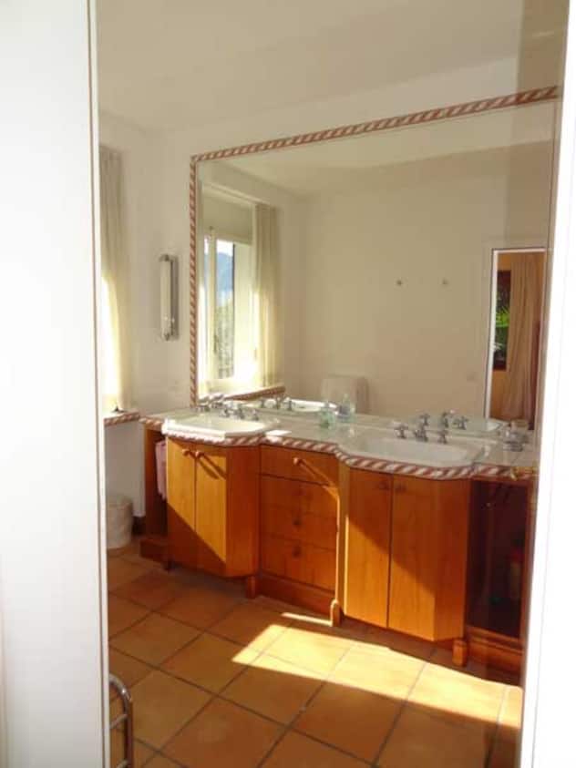 Auf der Ostseite der selben Etage sind zwei Schlafzimmer und ein von beiden Seiten zugängliches Ensuite-Bad untergebracht, sowie ein separates Gäste-WC.