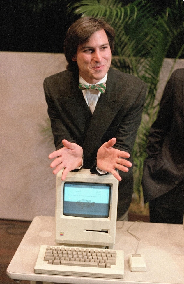 Internet und PC, 1970Es war unter anderem der Apple Macintosh (1984) von Steve Jobs, der die Arbeit zunehmend von körperlichen zu kognitiven Tätigkeiten verlagerte. Gekoppelt mit dem Internet gewann die Technologie spätestens 1990 an wirtschaftlicher Bedeutung. Wieder wurde vor hoher Arbeitslosigkeit gewarnt und enorme Zeitersparnis prognostiziert. Dies blieb zunächst aus. Das Platzen der Dotcom-Blase führte sogar zu Einbrüchen. Erst später wurden breite Produktivitätsgewinne ­sichtbar.