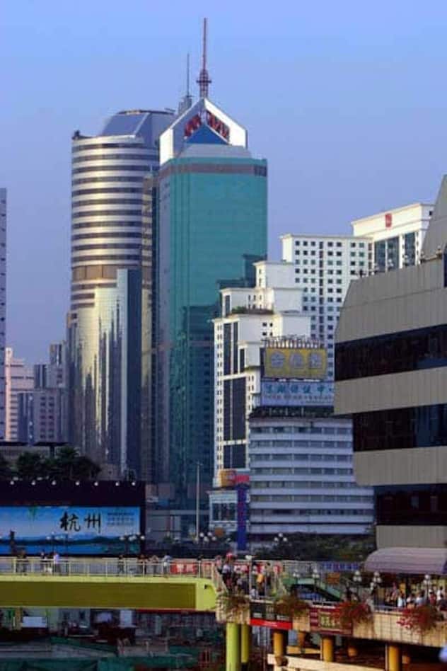 Platz 8: Shenzhen - China: 11,70 Millionen Besucher
Im Jahr 1979 lebten in Shenzhen gerade einmal 30'000 Einwohner. Heute beherbergt die Planstadt mehr als 13 Millionen Einwohner. Aufgrund ihres Status als Sonderwirtschaftszone gilt sie als eine der bedeutendsten Städte für ausländische Investitionen und ist eine der am schnellsten wachsenden Städte der Welt. Shenzhen ist nur durch einen Fluss von Hongkong getrennt.