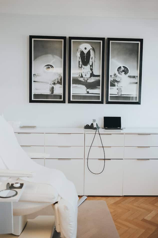 Die Behandlungszimmer sind in Weiss gehalten.