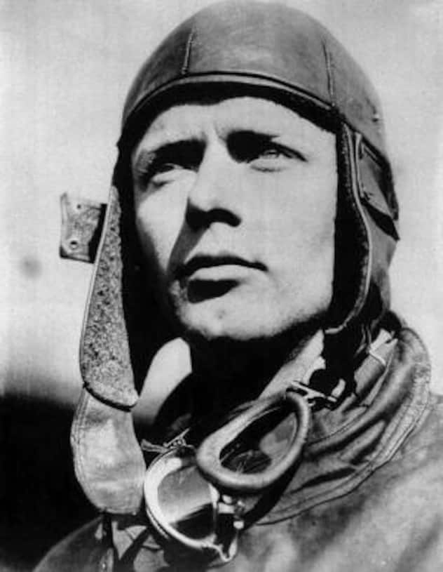 Der erste Solo-Nonstop-Flug über den Atlantik gelang Charles Lindbergh im Jahr 1927. Er steuerte sein Flugzeug "Spirit of St. Louis" von New York nach Paris. Die Atlantiküberquerung verschaffte dem US-Piloten weltweiten Ruhm.