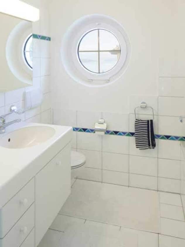 Im Dachgeschoss befinden sich zwei weitere Zimmer und ein in hellem Marmor gehaltenes Bad mit Whirlpool.