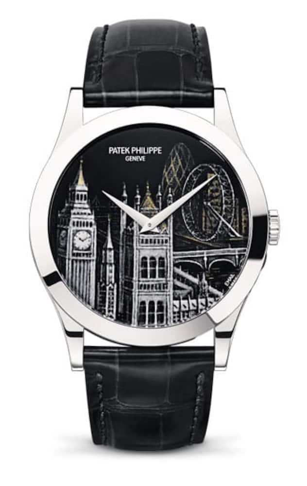 Ref. 5089G-040: London Monuments
Auf der Uhr aus der Calatrava-Kollektion markieren weltbekannte Bauten der englischen Kapitale auf dem Zifferblatt Präsenz. Big Ben, Westminster, Tower Bridge und Riesenrad finden dank der heute nur noch selten gepflegten Grisaille-Technik (Graumalerei nach Vorbild aus Limoges) den Weg ans Handgelenk. Im Weissgoldgehäuse tickt das ultraflache Kaliber 240.