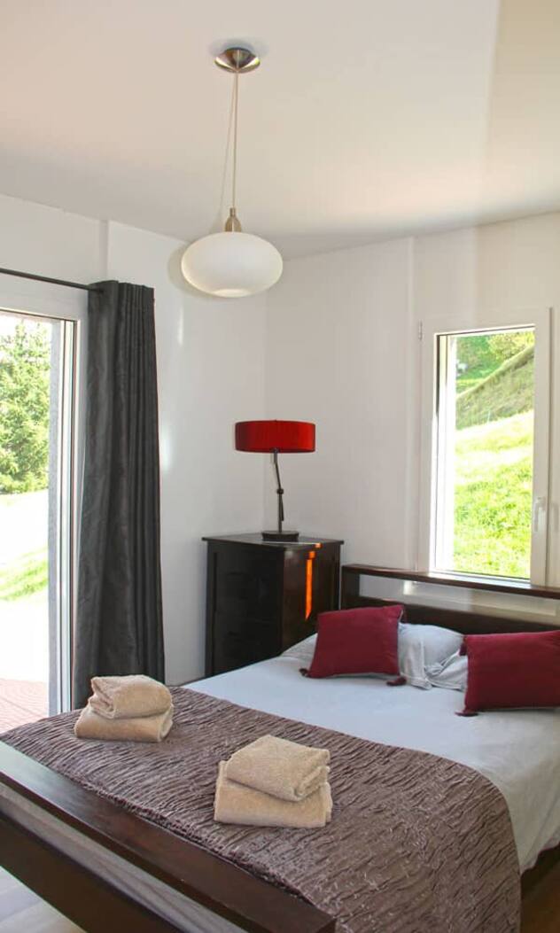 Im zweiten Obergeschoss verfügt das Chalet über drei Schlafzimmer und drei luxuriöse Badezimmer. Alle Ebenen sind mit einzigartigem Holz- oder Steinboden versehen.