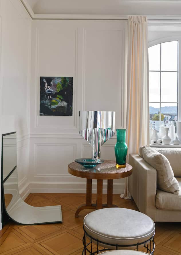 Neben dem Flexform-Sofa befindet sich eine Spiegel-Installation von Alicja Kwade, Auf dem Tisch sieht man einige Objekte aus der grossen Vasen- und Lampensammlung von Sabine Parenti.