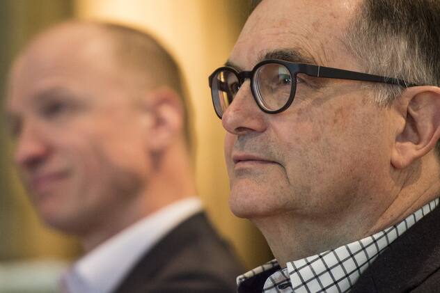 Peter Kurer, rechts, neues Mitglied im Verwaltungsrat, verfolgt neben dem neuen CEO Olaf Swantee, links, die Bilanzmedienkonferenz ueber das Geschaeftsjahr 2015 der Schweizer Telekomfirma Sunrise am Donnerstag, 10. Maerz 2016 in Zuerich. Das Telekomunternehmen Sunrise hat im vergangenen Geschaeftsjahr einen Verlust von 113 Millionen Franken geschrieben nach einem Verlust von 115 Millionen im Vorjahr. Hauptgrund dafuer ist der Boersengang. (KEYSTONE/Ennio Leanza)