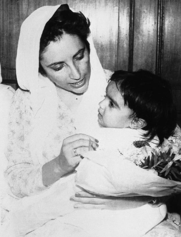 Die ehemalige pakistanische Premierministerin Benazir Bhutto mit ihrer Tochter Bakhtwar 1991 in Karachi 