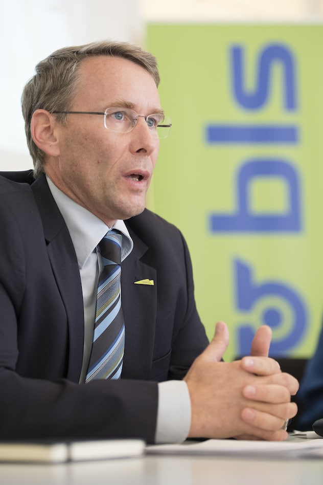 Bernard Guillelmon, CEO BLS, spricht wahrend einer BLS-Medienkonferenz ueber den aktuellen Stand betreffend Fernverkehrskonzession ein, am Freitag, 8. September 2017 in Bern. (KEYSTONE/Anthony Anex)