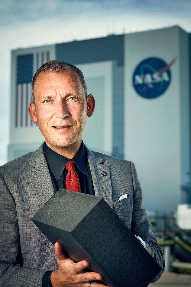 Neue Materialien wie dieses Schutzschild aus Carbon (l.) erlauben es, näher an die Sonne zu fliegen als jemals zu vor.
