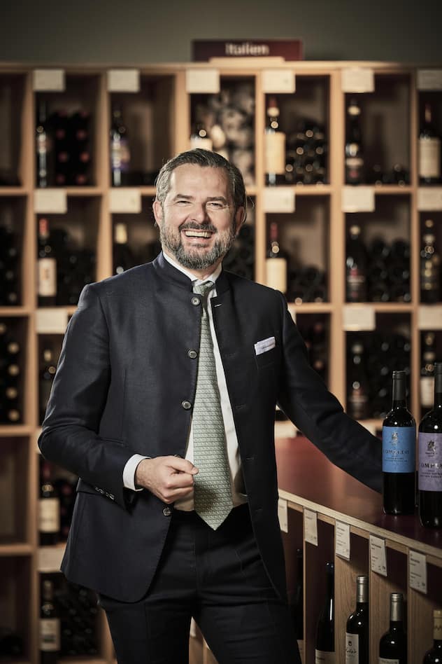 <p>Tee statt Wein: Der neue CEO von Mövenpick Wein, Nikolas von Haugwitz, findet fermentierte Tees oft interessanter als entalkoholisierte Weine.</p>