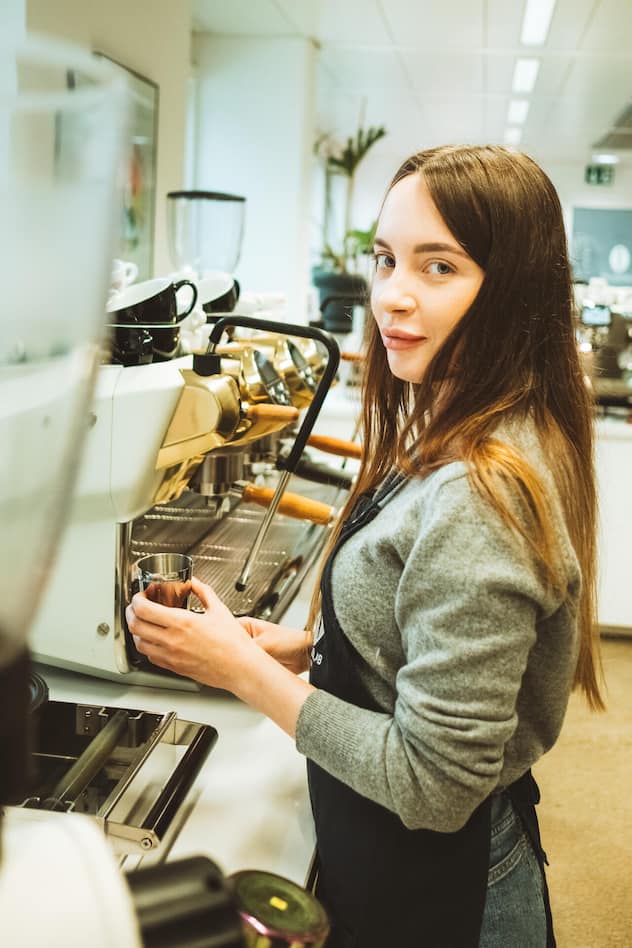 <p>Wissen und Übung: Die 28-jährige Diana Utvenko lernt im Coffee Lab in Opfikon, guten Espresso zu machen. Sie möchte als Barista arbeiten.</p>