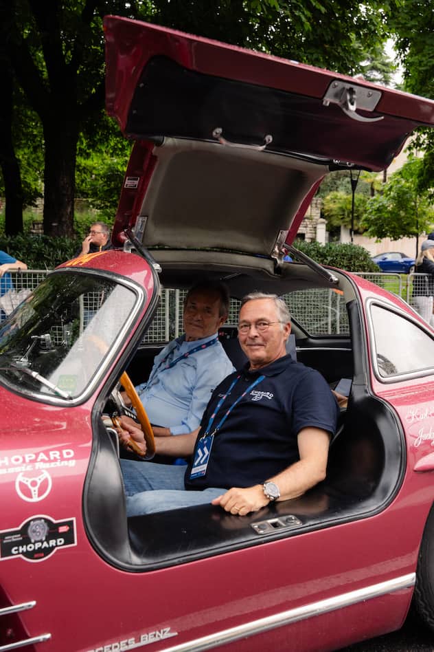 <p>Sponsor seit über 30 Jahren: Chopard-Chef Karl-Friedrich Scheufele (am Steuer) mit Ex-Rennfahrer Jacky Ickx im legendären Flügeltürer-Mercedes.</p>