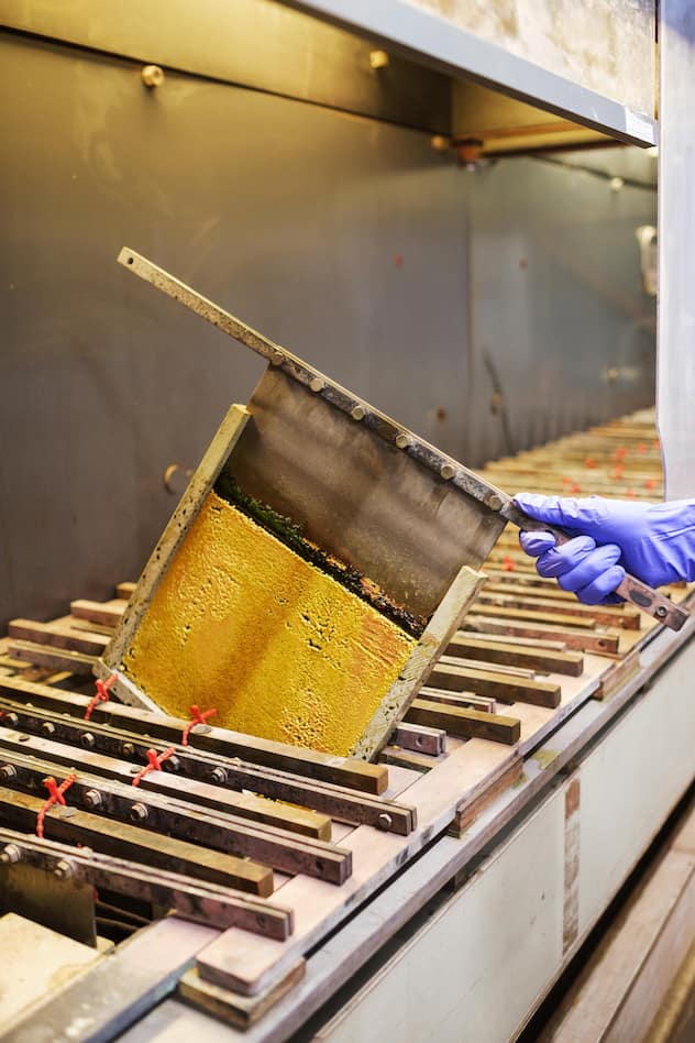 <p>Die Magie der Alchemie: Im Elektrolysebad wird das Gold von anderen Metallen geschieden – an der Kathode setzt sich das Feingold ab.</p>