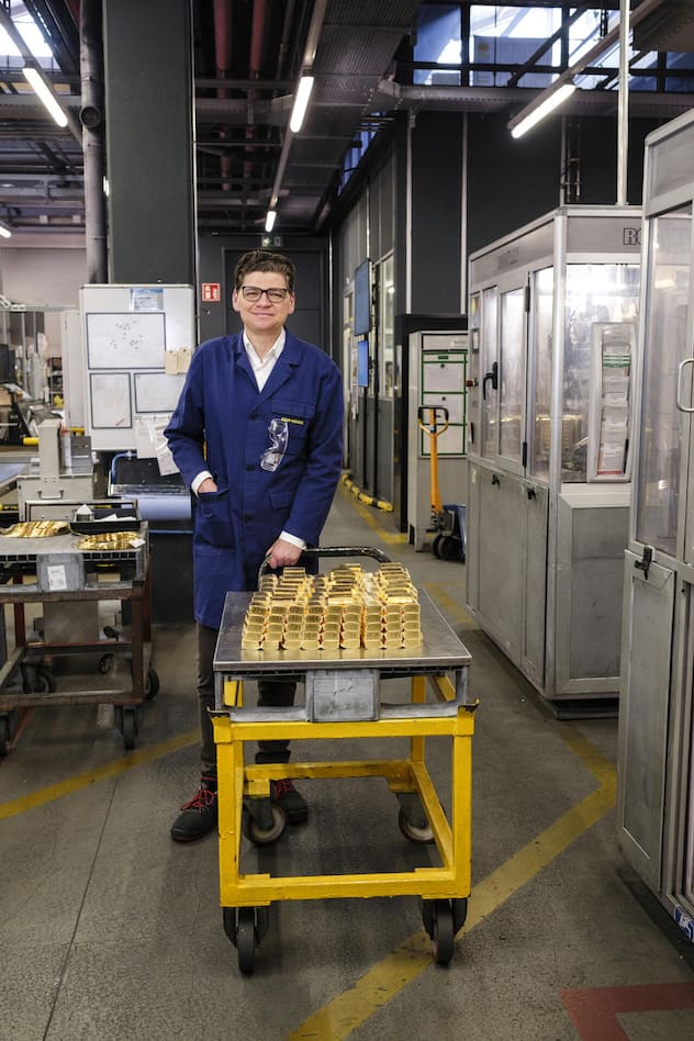 <p>Barrenguss als Basic: Aus den Ein-Kilo-Rohlingen werden Barren gegossen – für Kolvenbach ist es das Brot-und-Butter-Geschäft der Branche. Im Bild: Robin Kolvenbach, Co-CEO von Argor-Heraeus.</p>