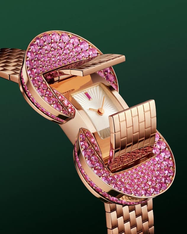<p>Die Zeit der Ludo Secret von Van Cleef &amp; Arpels zeigt sich auf Druck auf die edelsteinbesetzten Schmuckelemente.</p>