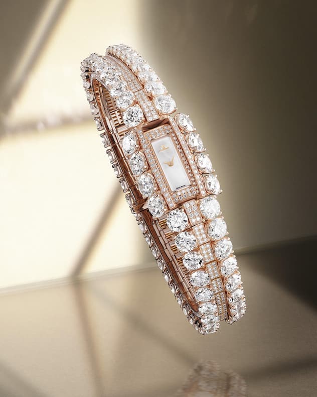 <p>In der Calibre 101 Secrets von Jaeger-LeCoultre steckt das kleinste mechanische Uhrwerk, das es gibt. Die Zeitanzeige wohnt unter zwei Diamantreihen.</p>