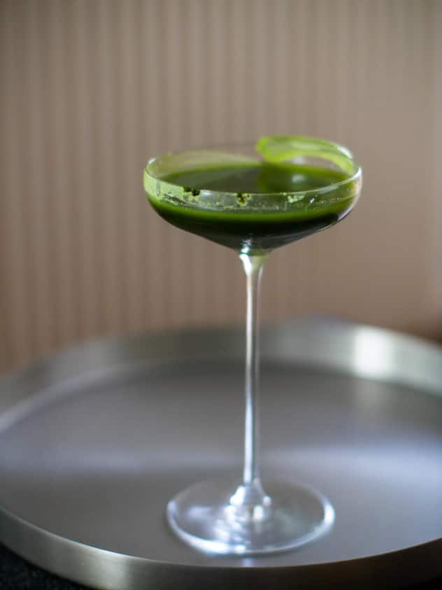 <p>Rezept: 5 cl Montelobos Espolon, 2 cl Limettensaft, 1,5 cl Agavensirup, 1 cl Grand Marnier, 0,5 TL Matchapulver. Auf Eis shaken, doppelt abseihen.</p>