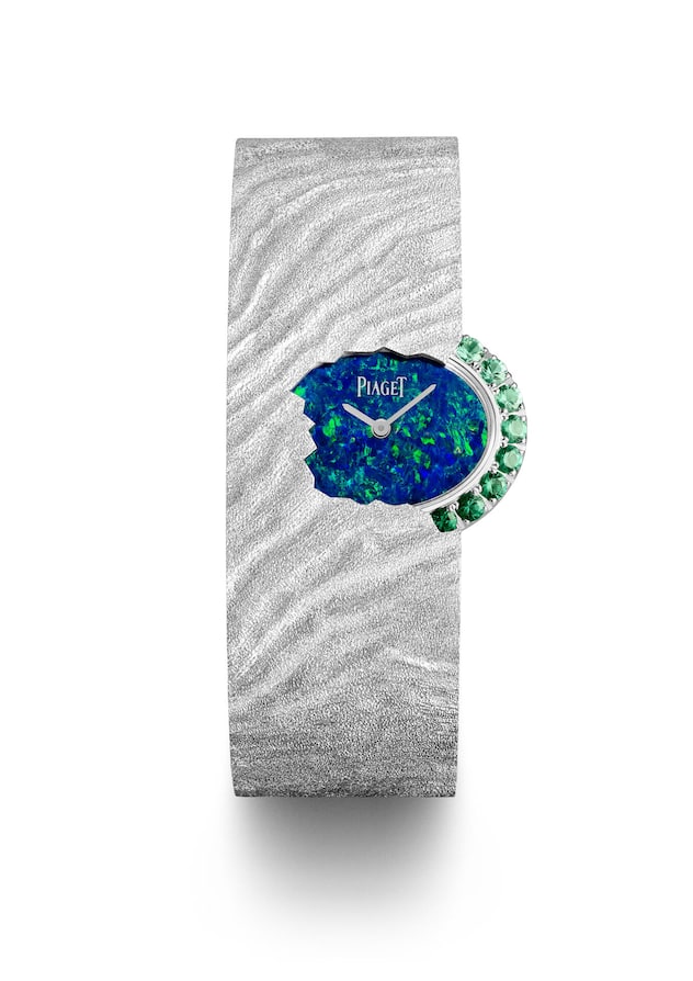 <p>Piaget</p>
<p>Quarzuhr Hidden Treasures aus Weissgold mit Smaragden, Zifferblatt aus schwarzem Opal, graviertes Weissgoldarmband.</p>