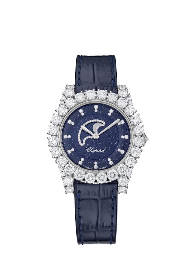 <p>Chopard</p>
<p>Die weissgoldene Automatikuhr L’Heure du Diamant Mondphase zeigt den Mond mit astrono­mischer ­Präzision, gerahmt von Diamanten in Kronenfassung.</p>