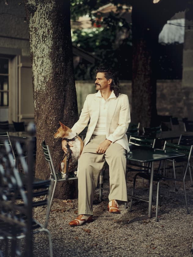 <p>Wie der Herr, so der Hund – Nietzsche wirft sich in Pose, ehe er die Düfte der neuen Umgebung erkundet.</p>