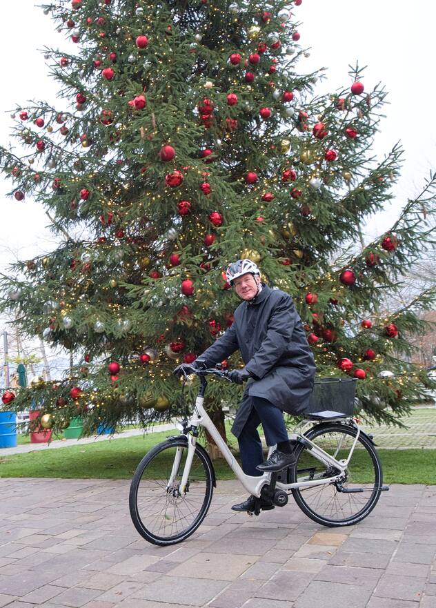 ROCHE-Verwaltungsratspräsident Christoph Franz radelte mit dem E-Bike an