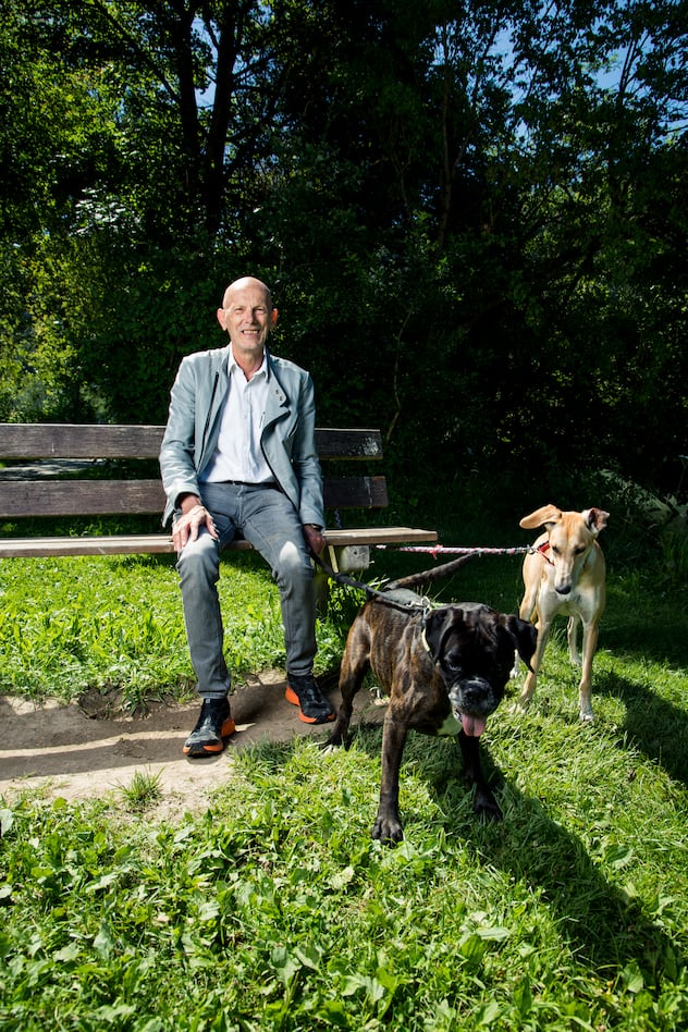 Foto: Thomas Meier. Wohlen bei Bern, 07.07.20. Portrt Daniel Koch. Mit dabei seine Hunde. Mister Corona.