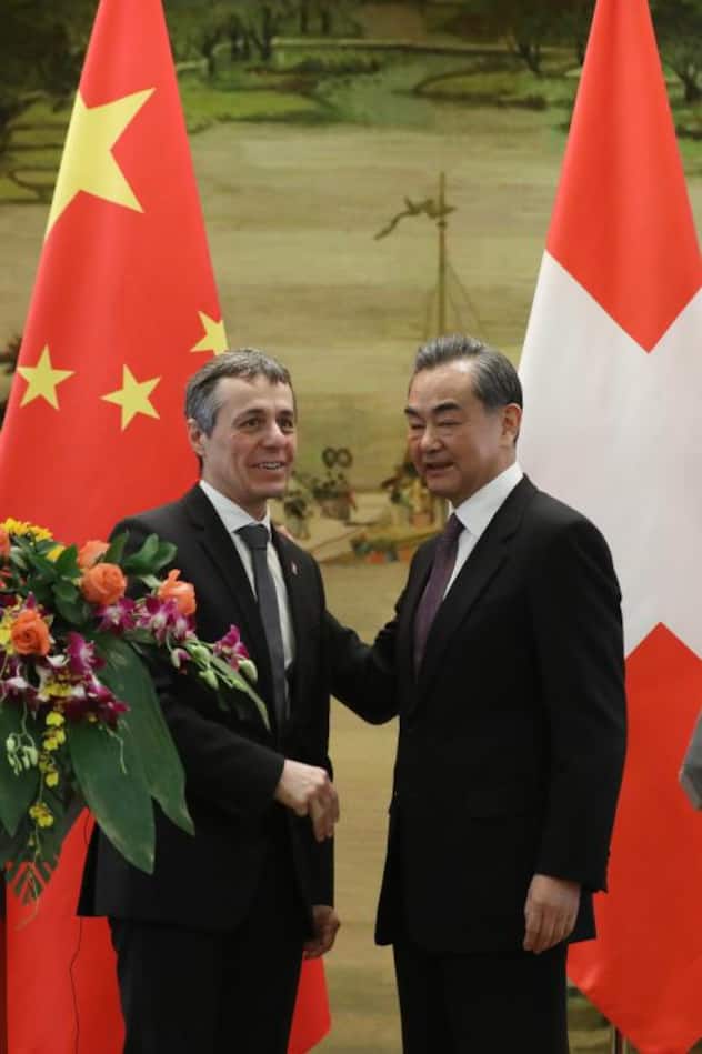 ERSTE OFFIZIELLE REISE AUSSERHALB EUROPAS Ignazio Cassis trifft seinen Amtskollegen, den chinesischen Aussenminister Wang Yi, im April 2018 in Beijing.