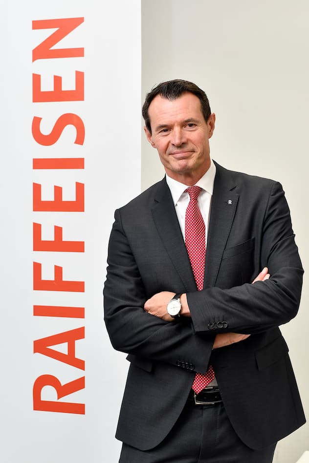 Guy Lachappelle an einer Medienkonferenz der Raiffeisenbank in Brugg am Samstag, November 2018. Die Raiffeisen-Delegierten haben am Samstag an ihrer Delegiertenversammlung in Brugg Guy Lachappelle zum neuen VR-Praesidenten  gewaehlt. (KEYSTONE/Walter Bieri)