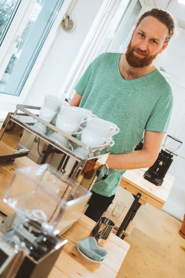 <p>Florian Glaser, Gründer der KaffeeWerkStadt, verkauft Siebträgermaschinen und gibt Barista-Workshops.</p>