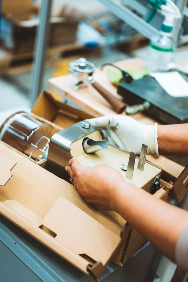<p>Die minimalistischen Kaffeemaschinen von Zuriga werden mit viel Handarbeit in Zürich-Altstetten produziert.</p>