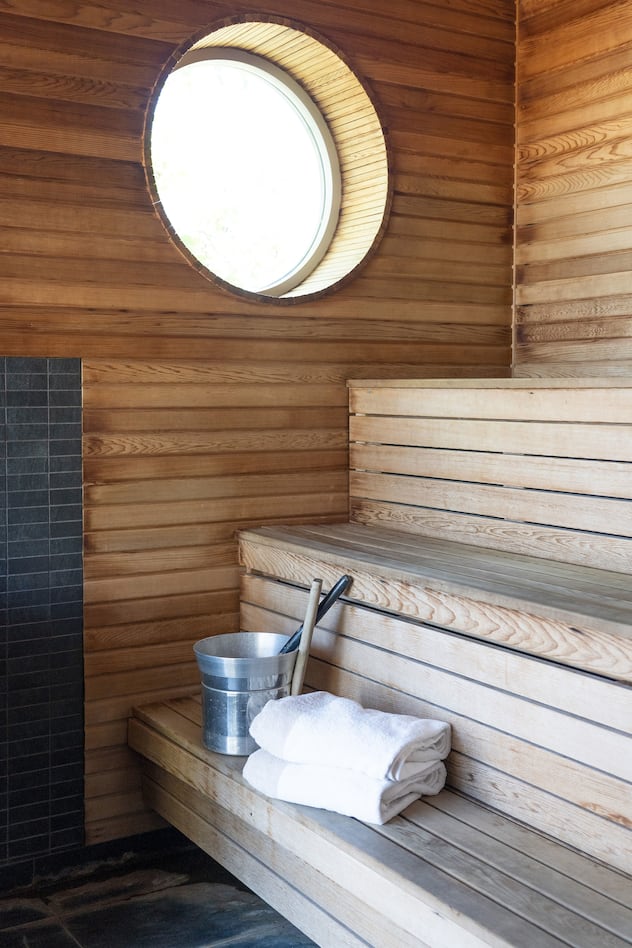 <p>Auch eine Sauna und ein Pool gehören zur Ausstattung der Villa.</p>