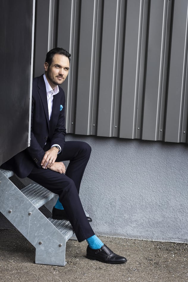 <p>Läderach-CEO Johannes Läderach auf der Treppe, die in die Produktionshallen führt.</p>