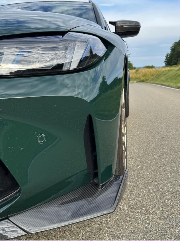 <p>Seitliche Karbonflügel verbreitern den Wagen. Parkhauseinfahrten werden so zur Zitterpartie.</p>