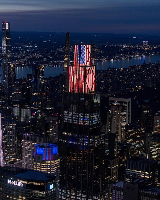 <p>Auch nachts ein Hingucker: Der beleuchtete J.P.-Morgan-Tower lässt Midtown in neuem Glanz erstrahlen.</p>