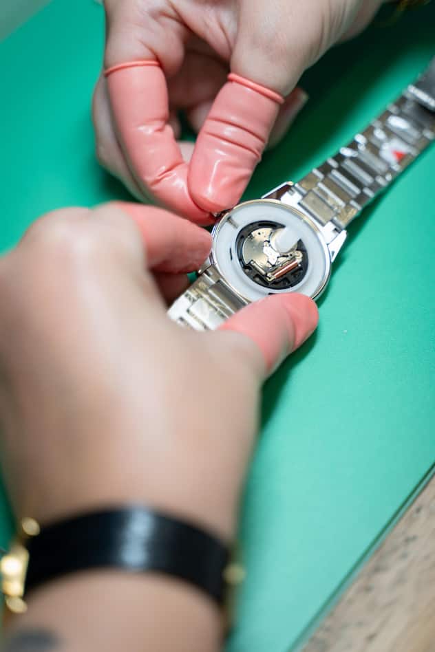 <p>Anschliessend setzt sie das Quarzuhrwerk in das Edelstahlgehäuse ein. Diese Arbeit sichert die korrekte Positionierung und Fixierung des Uhrwerks, bevor der Gehäuseboden geschlossen wird.</p>