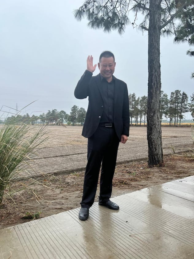 <p>He Mingbing ist Bauer in der Nähe von Shanghai und glücklicher Besitzer eines Mercedes.</p>